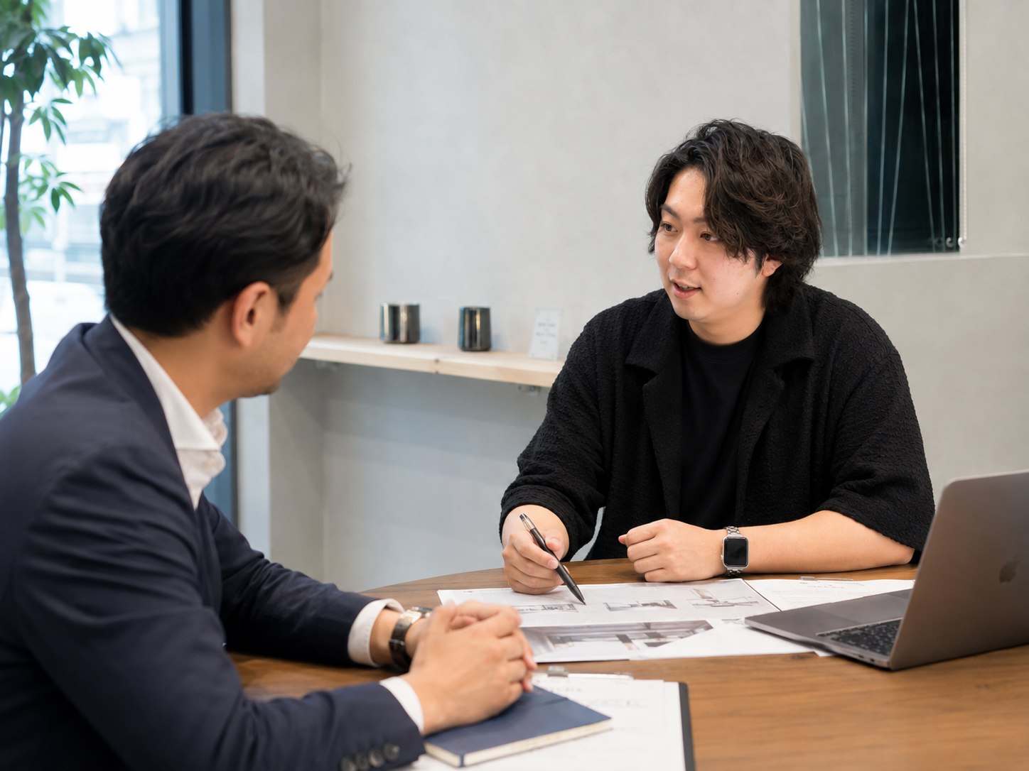 美容室オーナーと事業計画について面談する様子