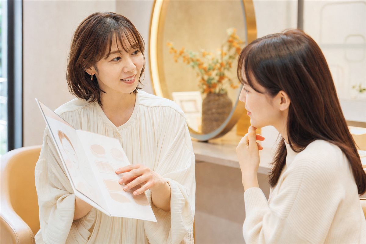刺激に配慮したケアについて美容師から説明を受けるお客様